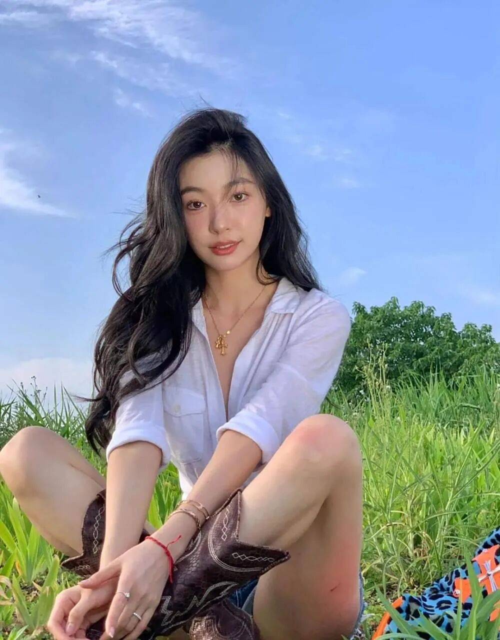原创网红美女易梦玲靓丽写真雪肤玉貌魔鬼身材性感火辣