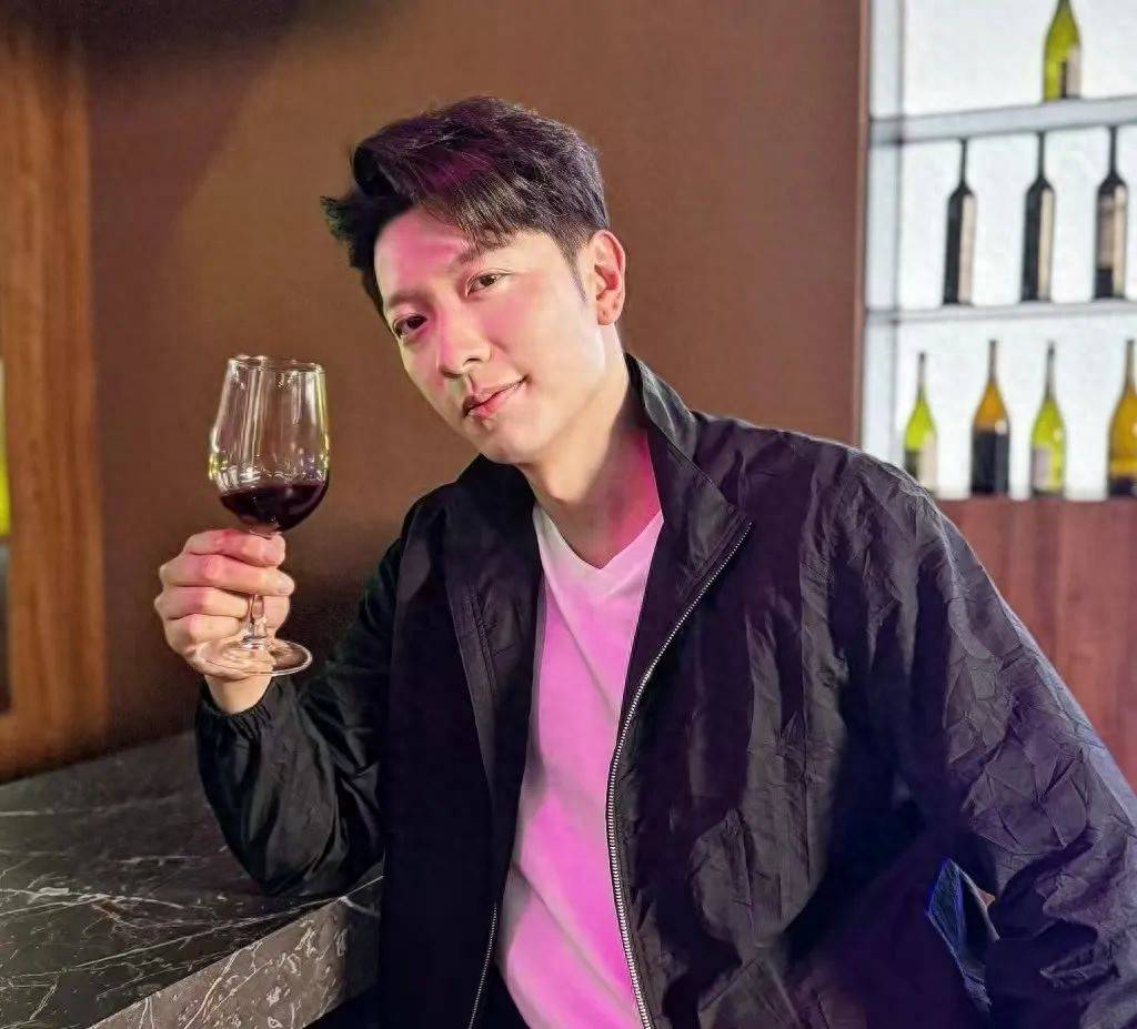 高钧贤1984年出生于中国香港,七岁便跟着父母移民了加拿大,直到长大后