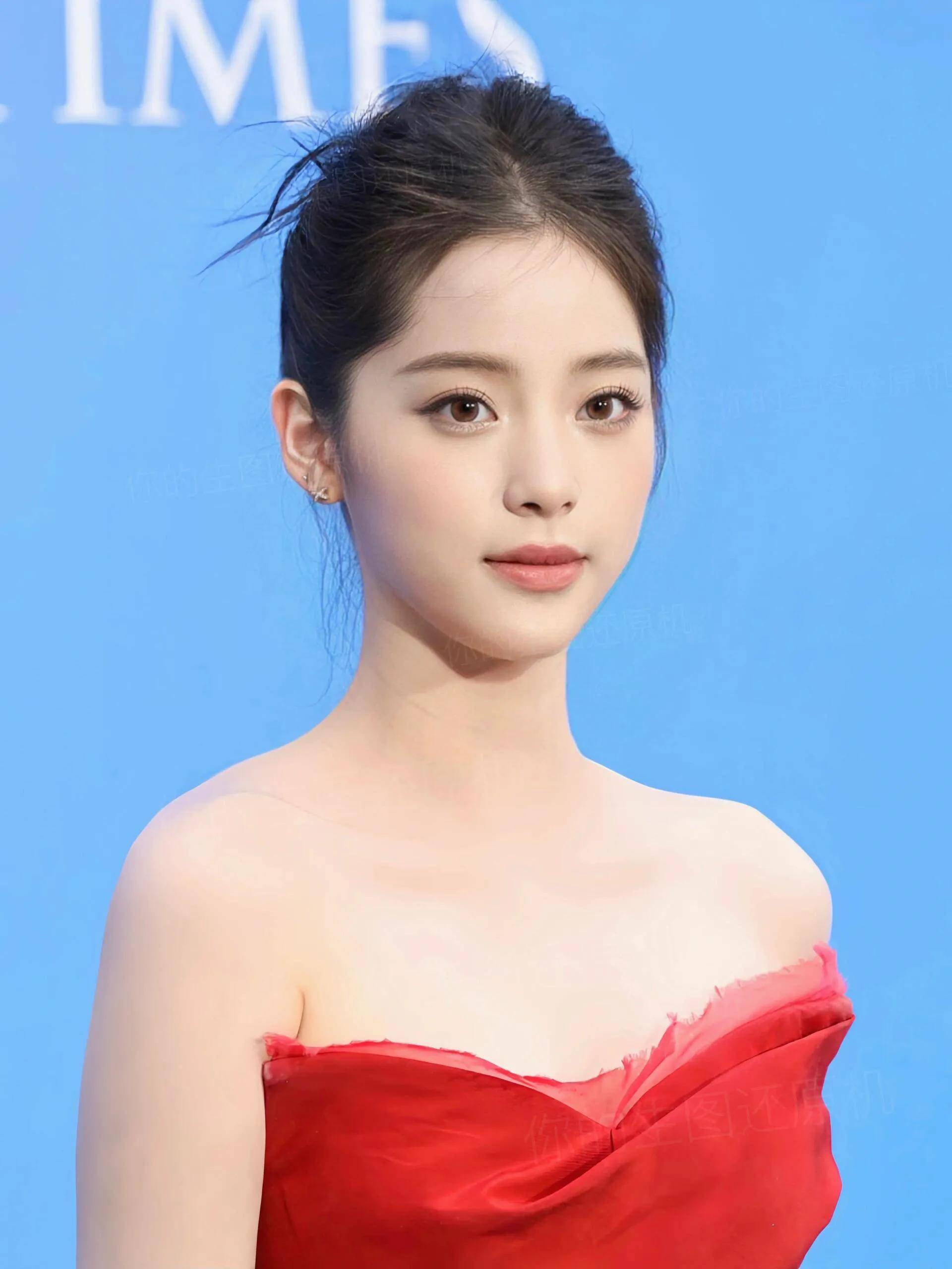 娱乐圈欧阳娜娜:在未来的日子里能够继续发光发热和精彩的表演