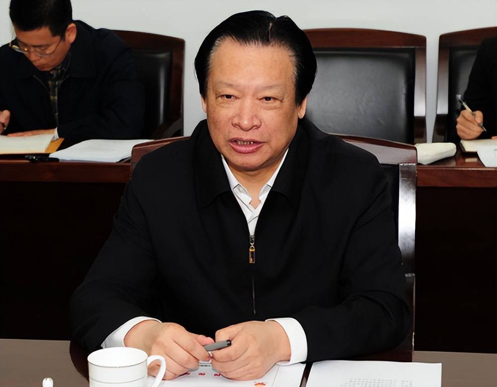 他是江西省老省长,带领赣鄱大地高速发展,退休后写得一手好书法