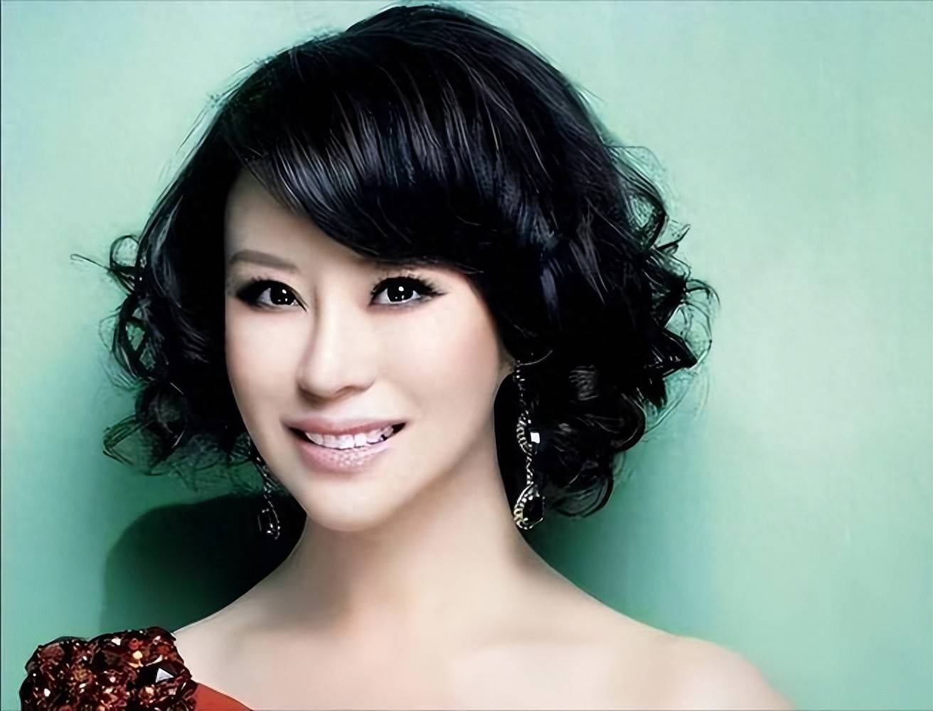 她被称为"民歌女王",9登春晚,嫁大37岁上司,今47岁孑然一身