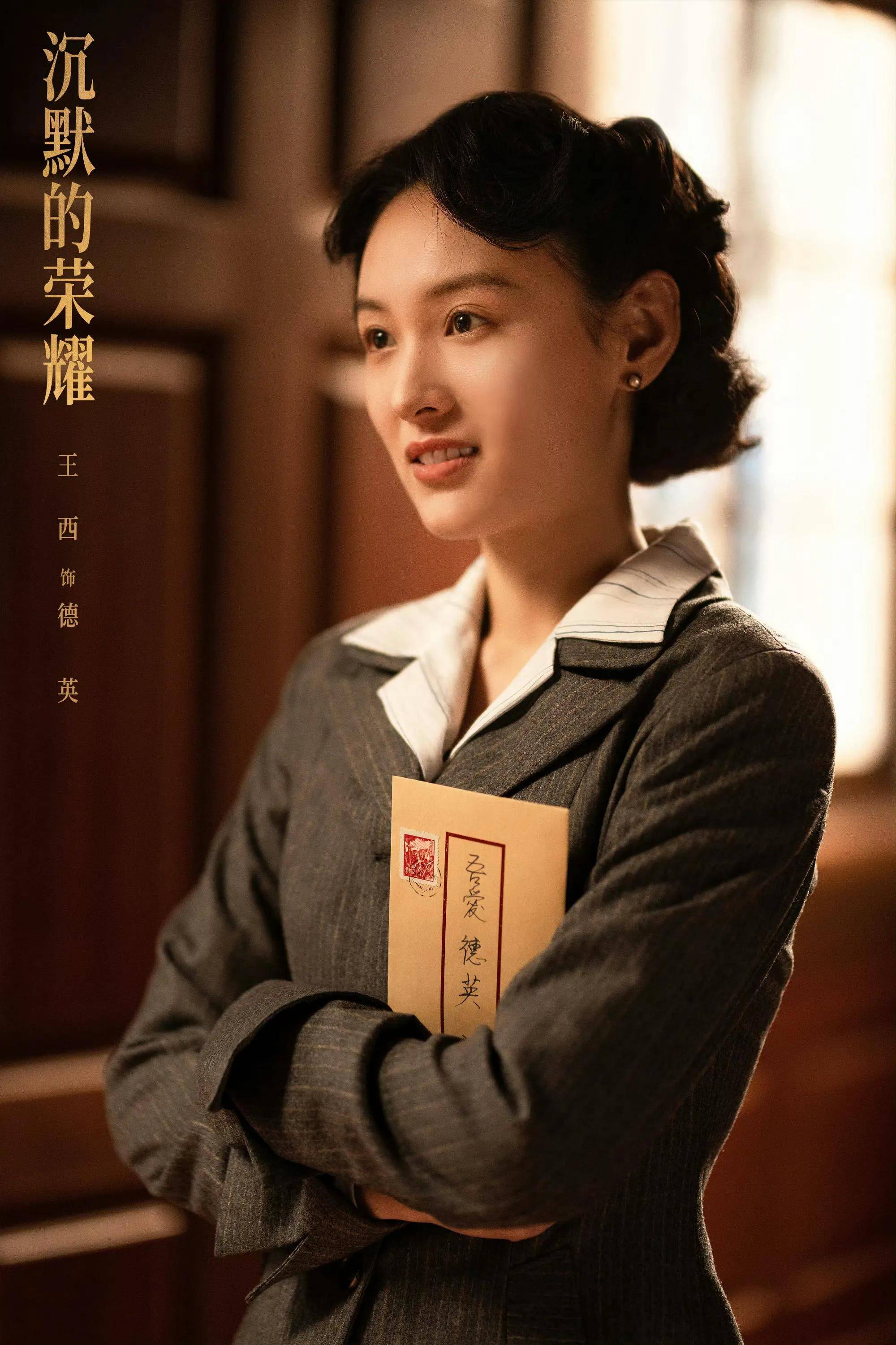 隆妮则是剧中争议最大的女演员