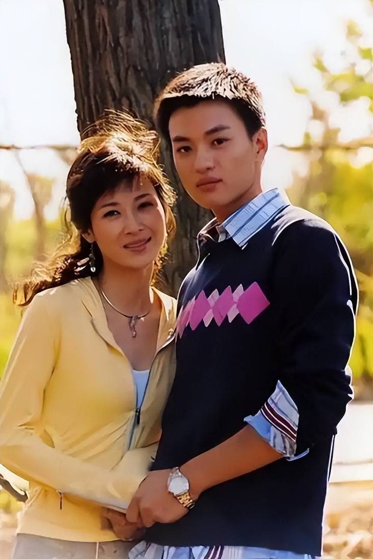 在周旭辉与其前妻赖丹丹的离婚纷争中,童蕾仍坚定选择了与周一围分手