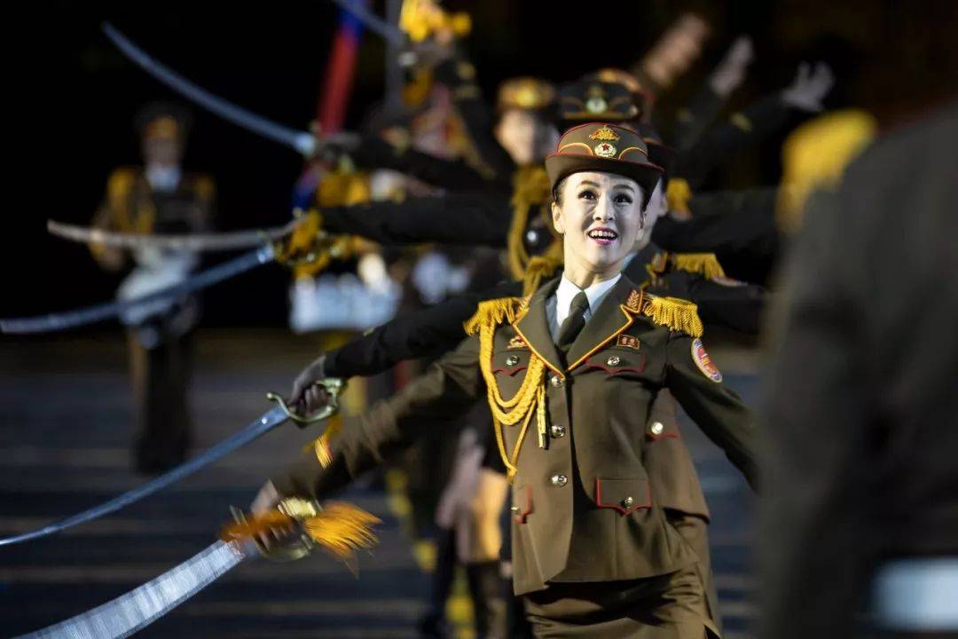 朝鲜女兵参加大阅兵,穿裙子舞剑英姿飒爽,现场画面曝光!