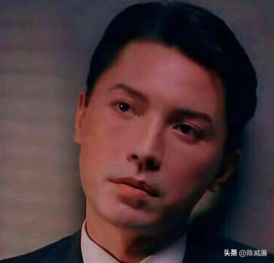 林青霞为看他一夜不睡,73岁无妻无子与狗相伴,尊龙的传奇人生