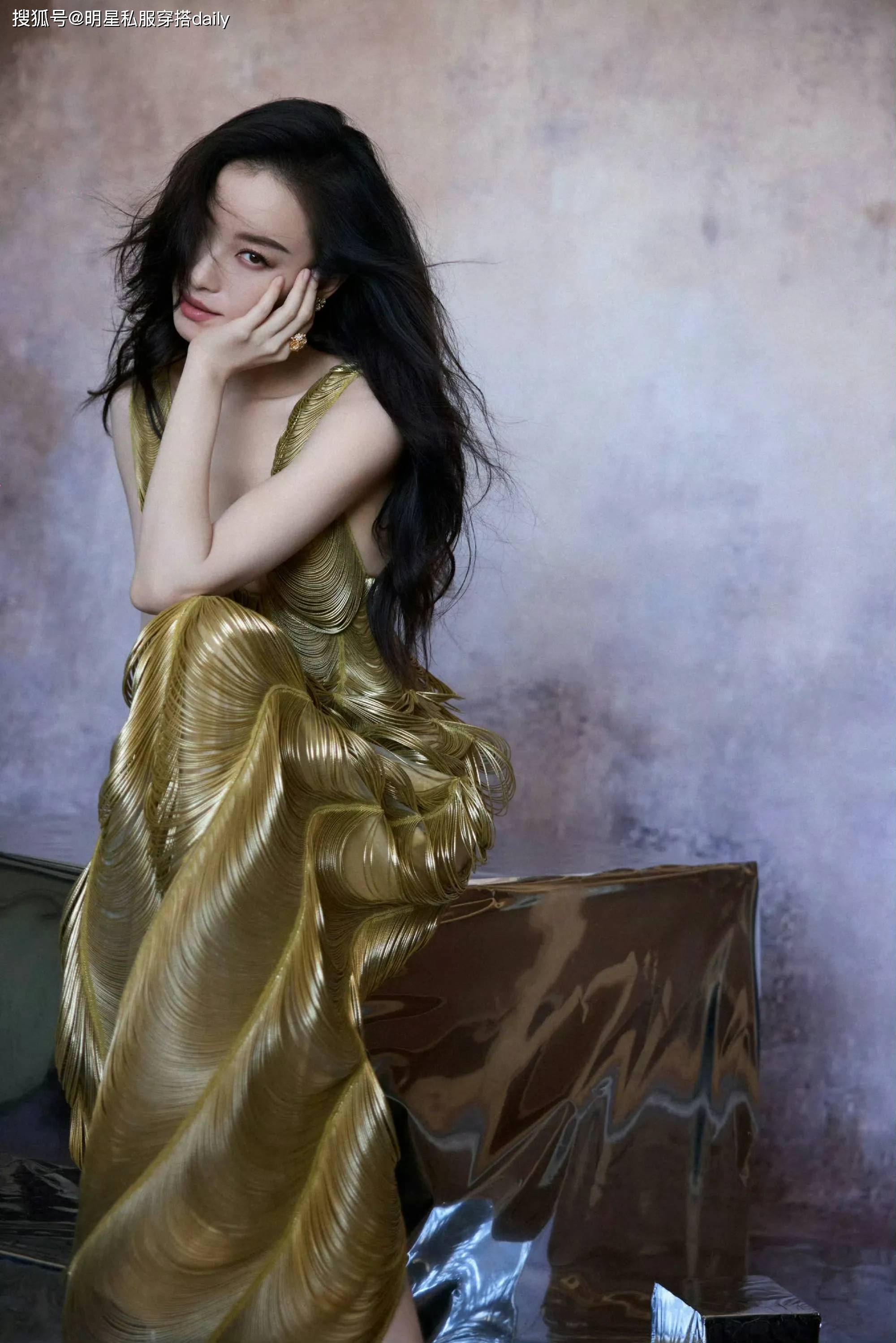 倪妮这是什么神仙身材一袭金色流苏长裙搭配高跟鞋美的发光