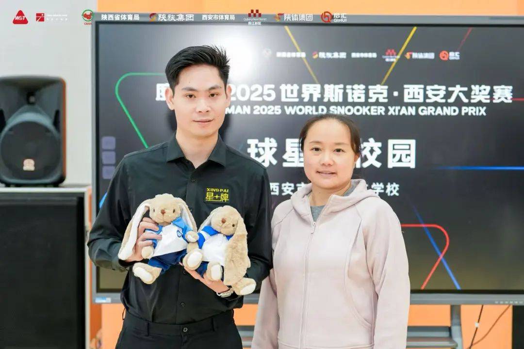 星牌签约球员贺国强参加西安大奖赛球星进校园活动 传递台球魅力