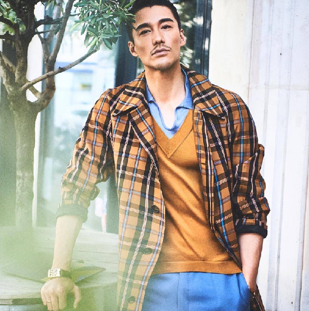 胡兵深爱着包海青,但他却陷入了痛苦的挣扎