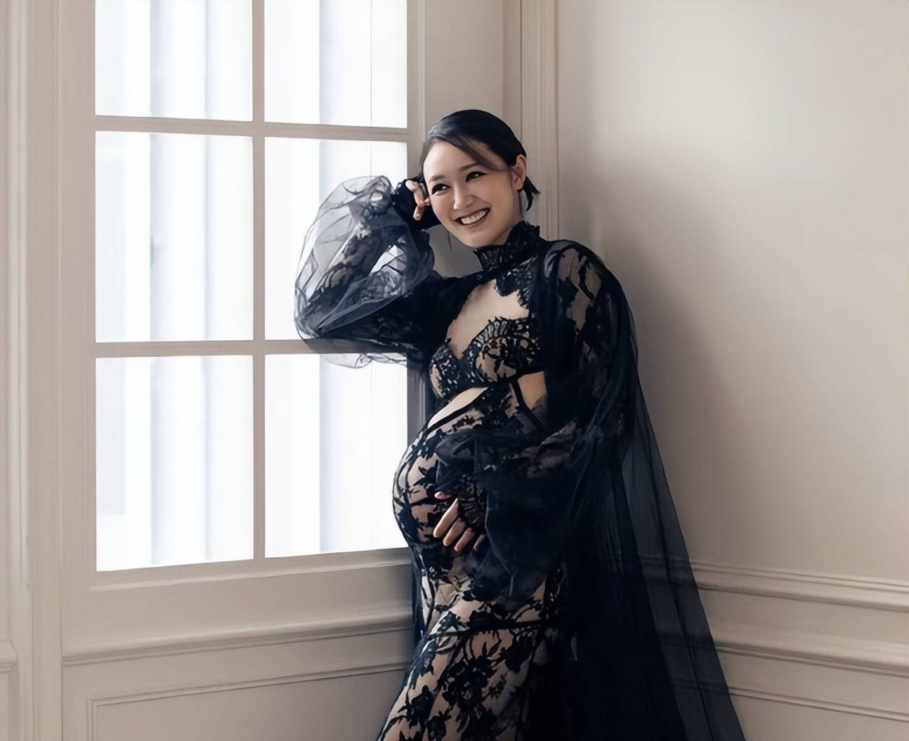 tvb知名女星晒黑色蕾丝孕肚照,又性感又火辣