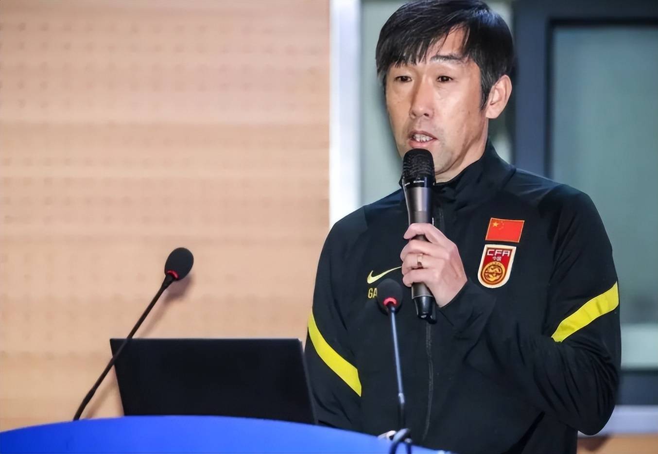 前国足主帅官宣来到青岛足坛执教！李霄鹏愿意为此主动下课让位，让他来海牛挑大梁