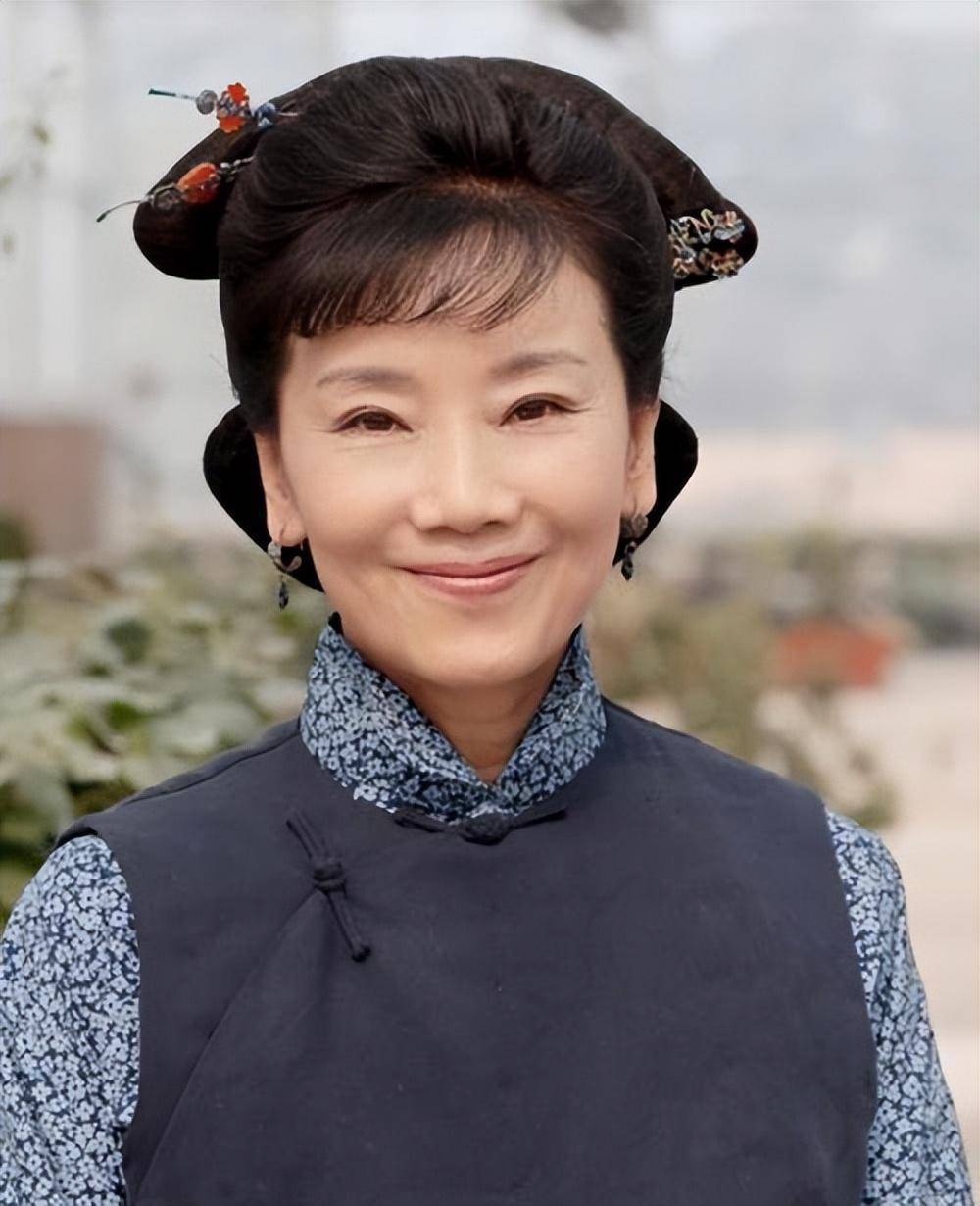 陈宝国夫妇到普陀山祈福,69岁赵奎娥发福显老态,夫妻俩恩爱依旧