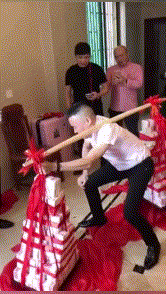 搞笑GIF：姑娘，你在这39°的天气穿裙子骑共享电动车，会不会有点？