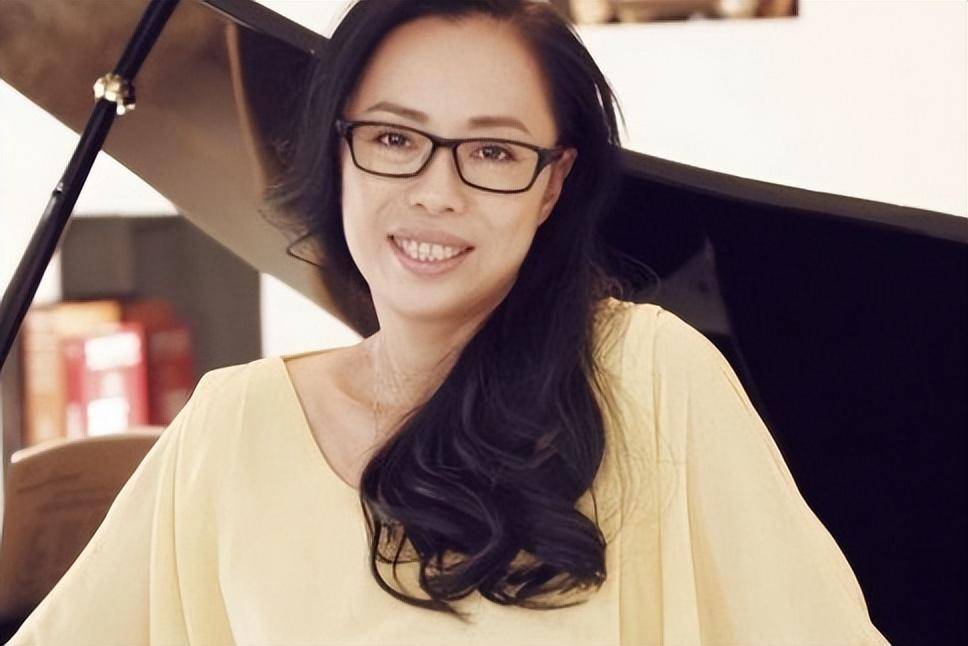 黄绮珊:曾是红极一时的歌后,3婚3离被曝婚内不忠诚,现在消失荧幕