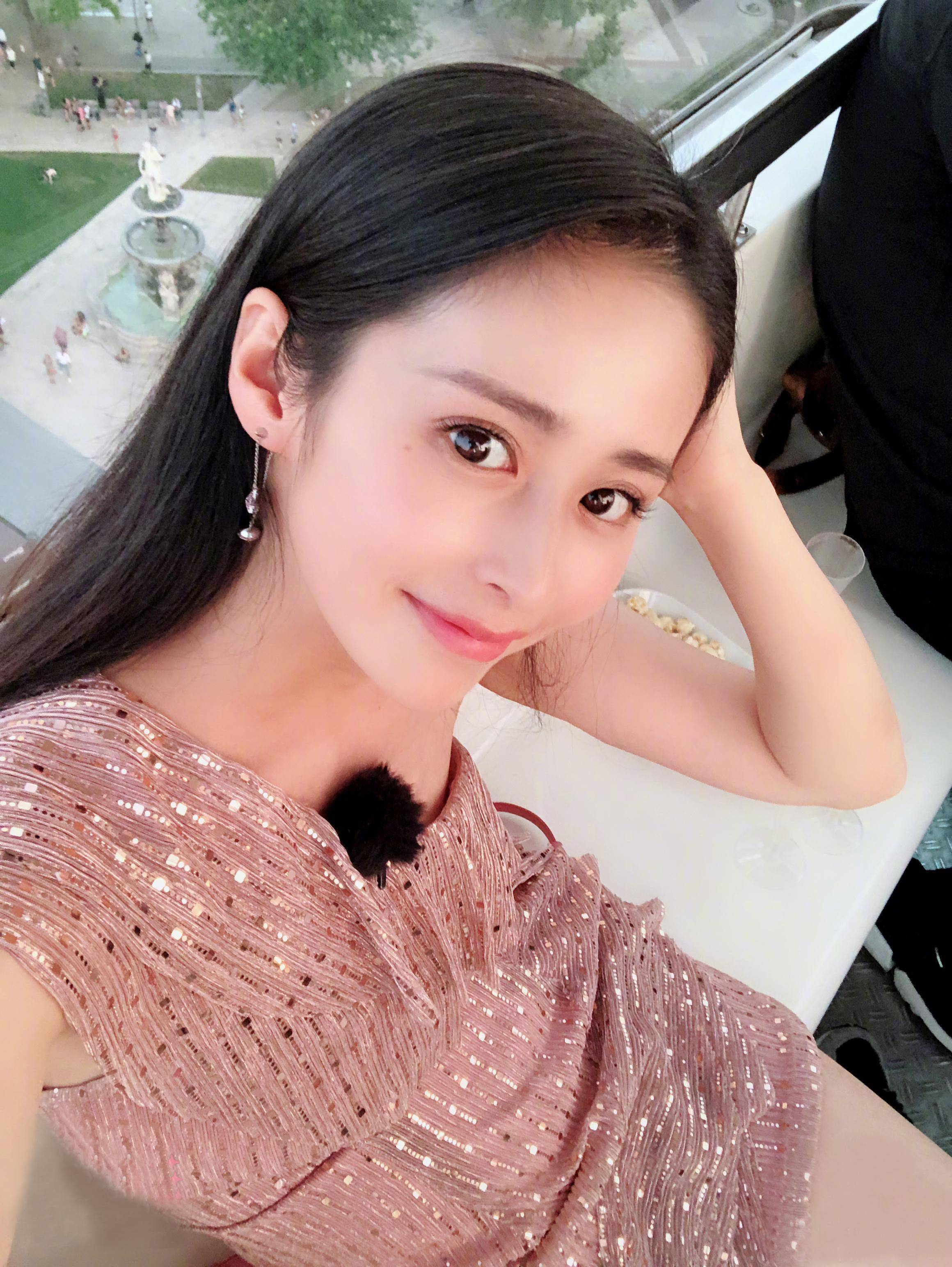 从杂草女孩到一线女星颖儿与平凡父母走过的泪和痛