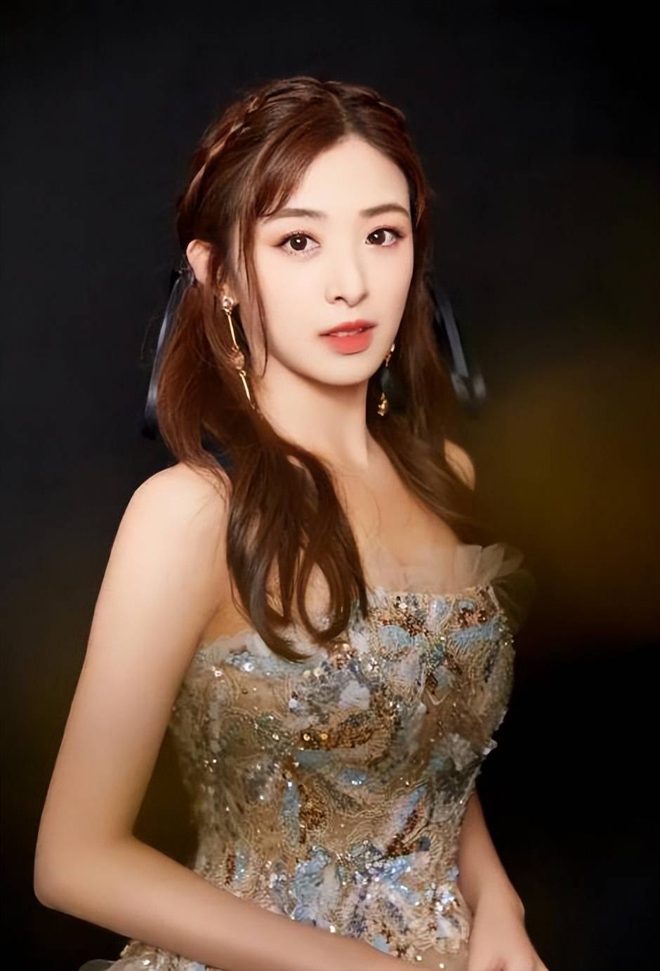 张含韵36岁童颜熟韵,奶欲女神魅力不减!