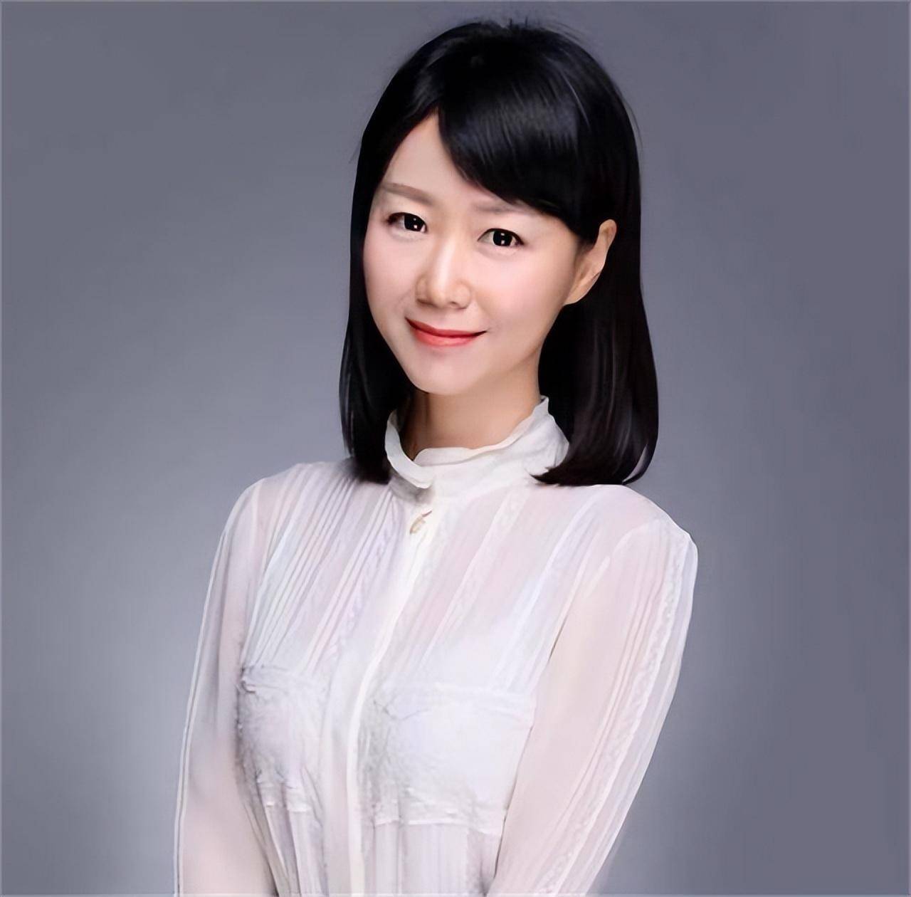 更令人好奇的是,这位美女主持人的婚姻生活竟然成了一个世纪之谜