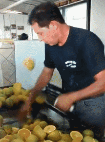 搞笑GIF：姑娘，你在这39°的天气穿裙子骑共享电动车，会不会有点？