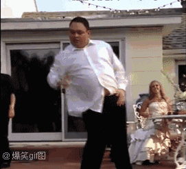 搞笑GIF：姑娘，你在这39°的天气穿裙子骑共享电动车，会不会有点？