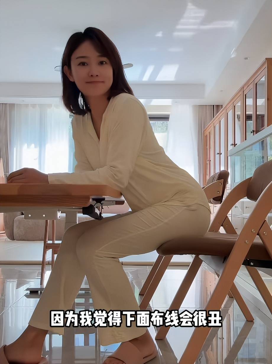 主持人李七月近况曝光,生娃后身材依旧很好,介绍起了自家客厅