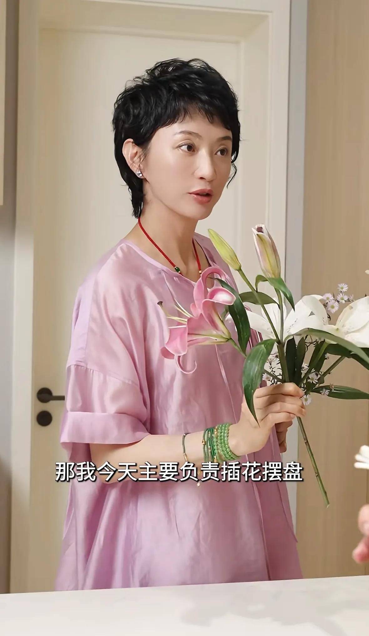 61岁许亚军宅家过节,爱妻张澍甜蜜陪伴,一家子温馨画面曝光