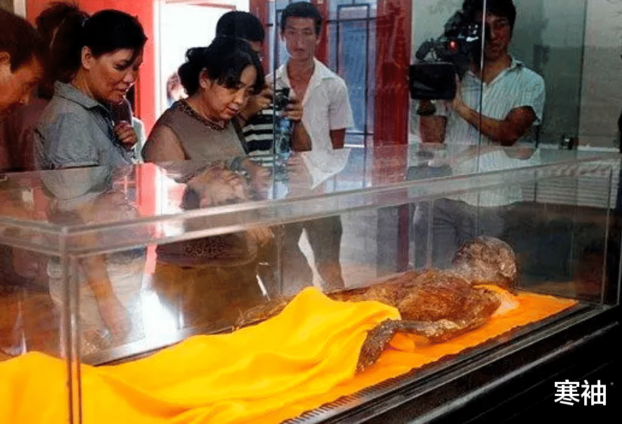 1984年,专家清理慈禧内棺,发现其干尸表面粗糙糟脆,如同干牛粪