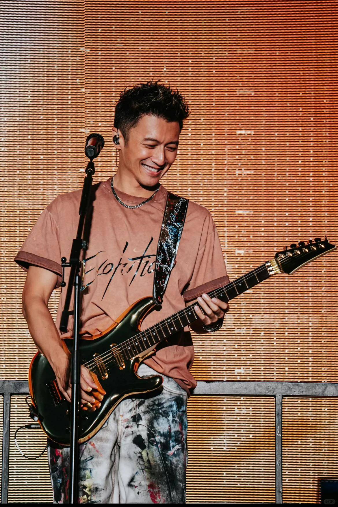 谢霆锋重庆吃路边摊,面部沧桑差点认不出,和奶奶合影小动作抢镜