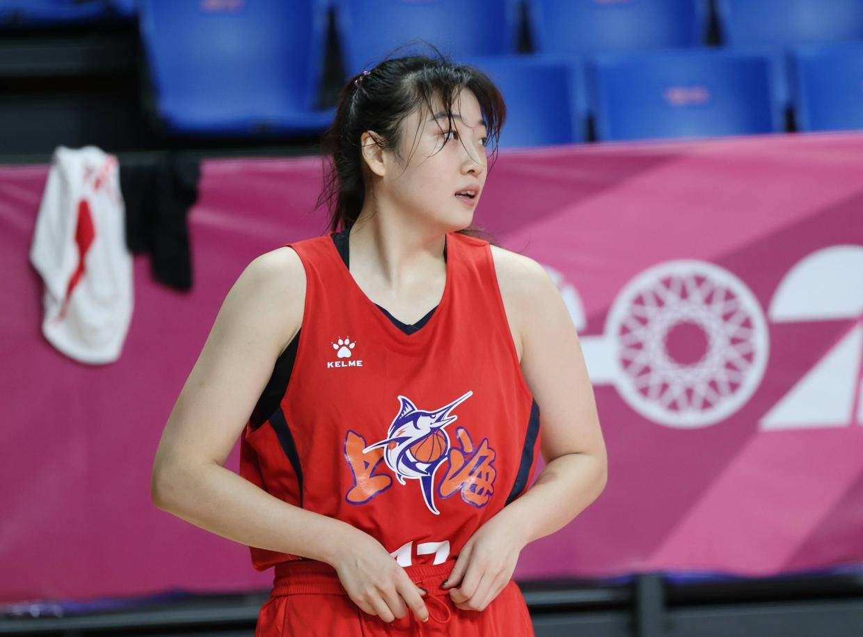 新版李梦来了！中国女篮又一19岁1米86前锋崛起：轰28+7真强硬