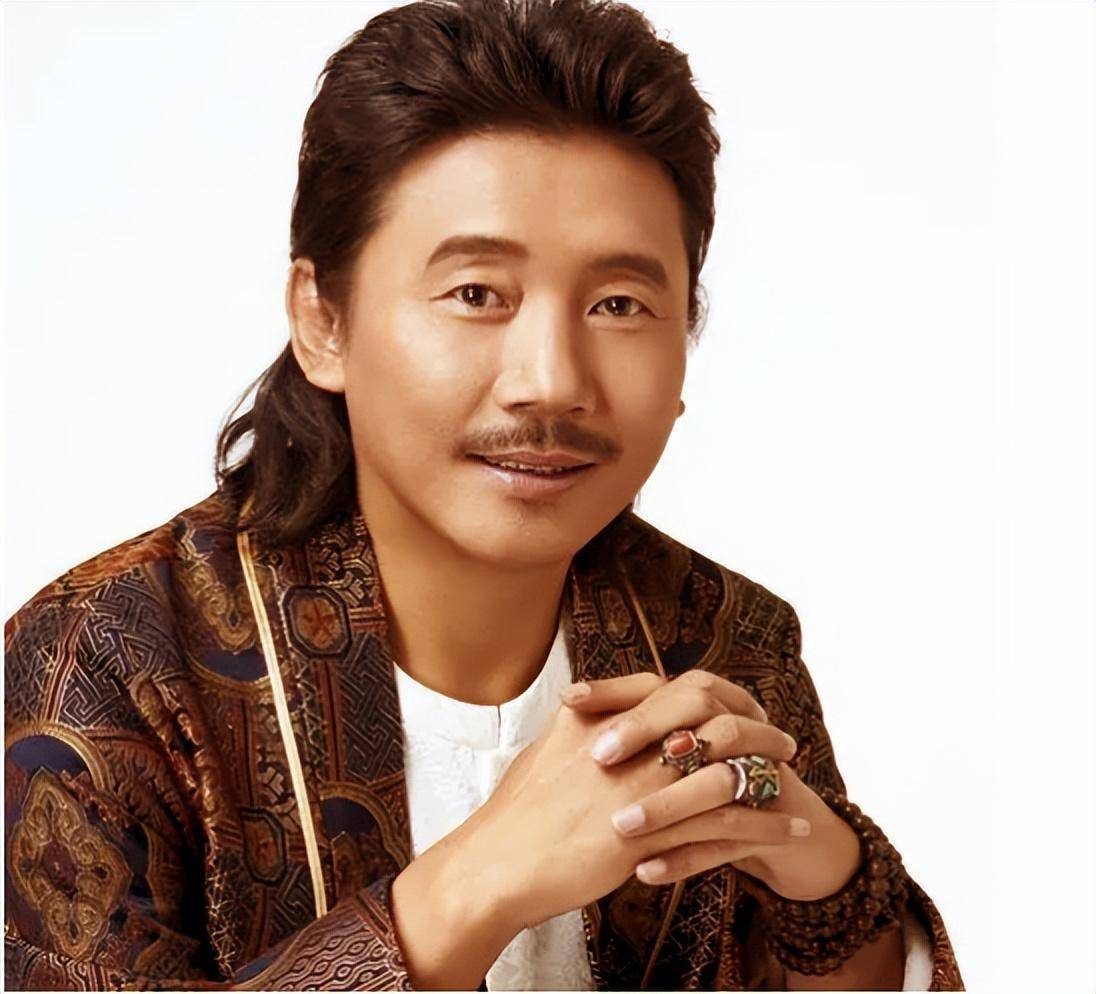 著名歌手容中尔甲:"青歌赛"得银奖,娶服务员做老婆幸福吗?