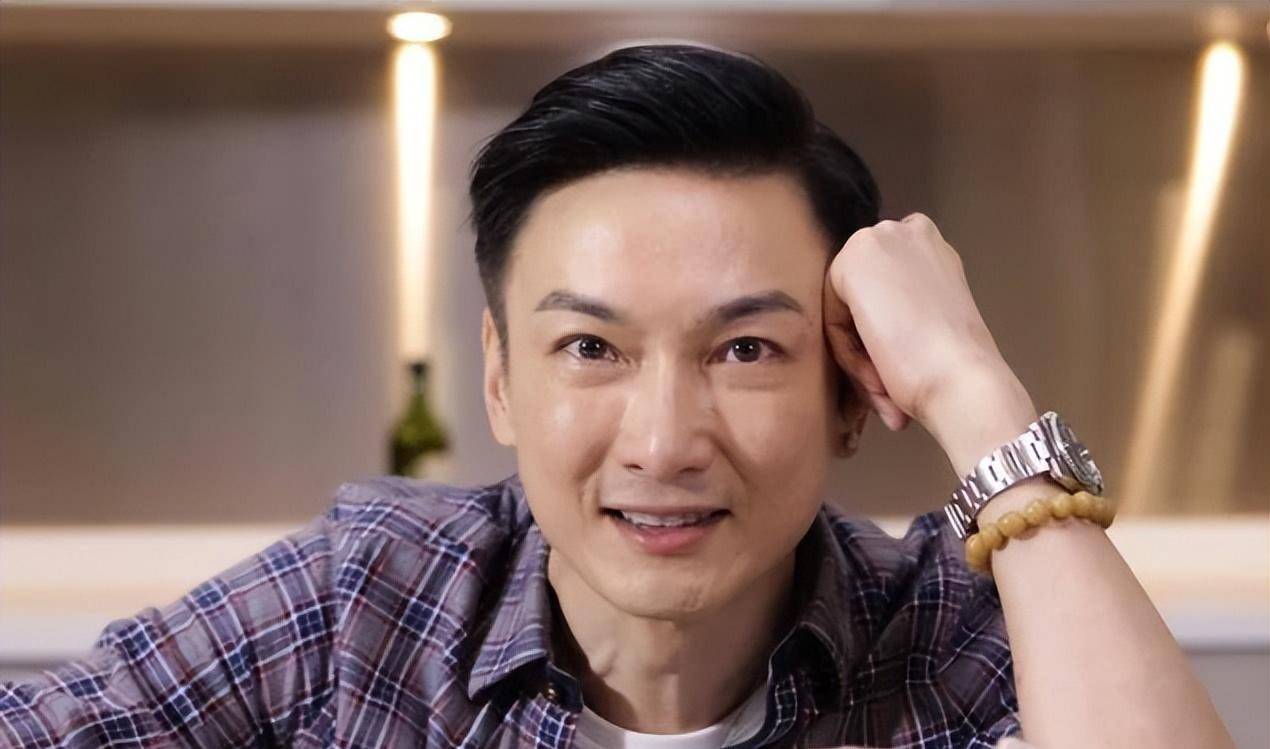 在照顾养父母的同时,胡渭康也没有放弃自己的演艺事业