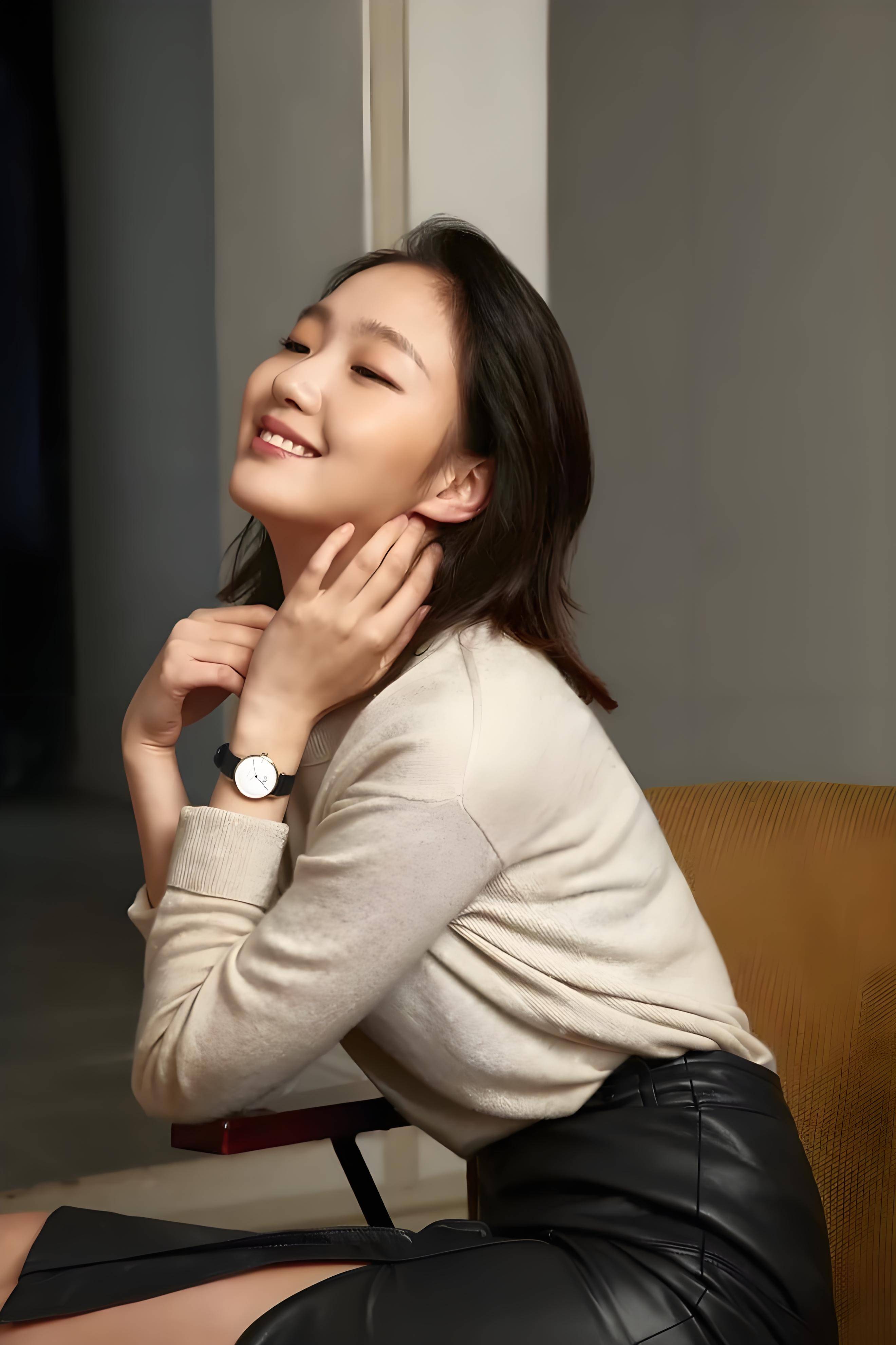 金高银并不遵循传统韩流女星的精致模板,反而以辨识度极高的单眼皮