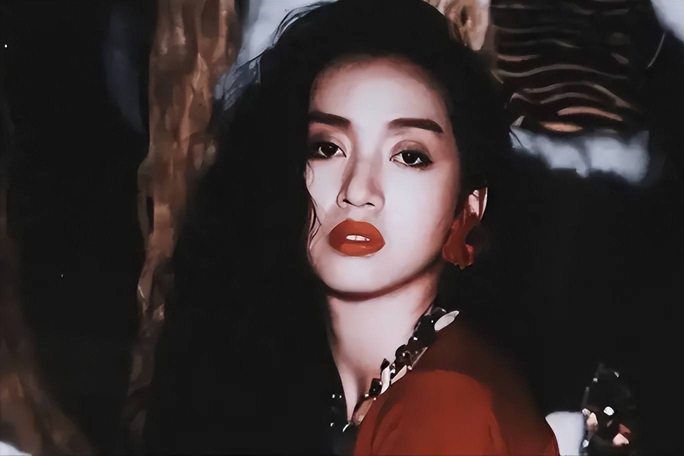 "瞒"了观众38年的梅艳芳,背后不为人知的辛酸往事