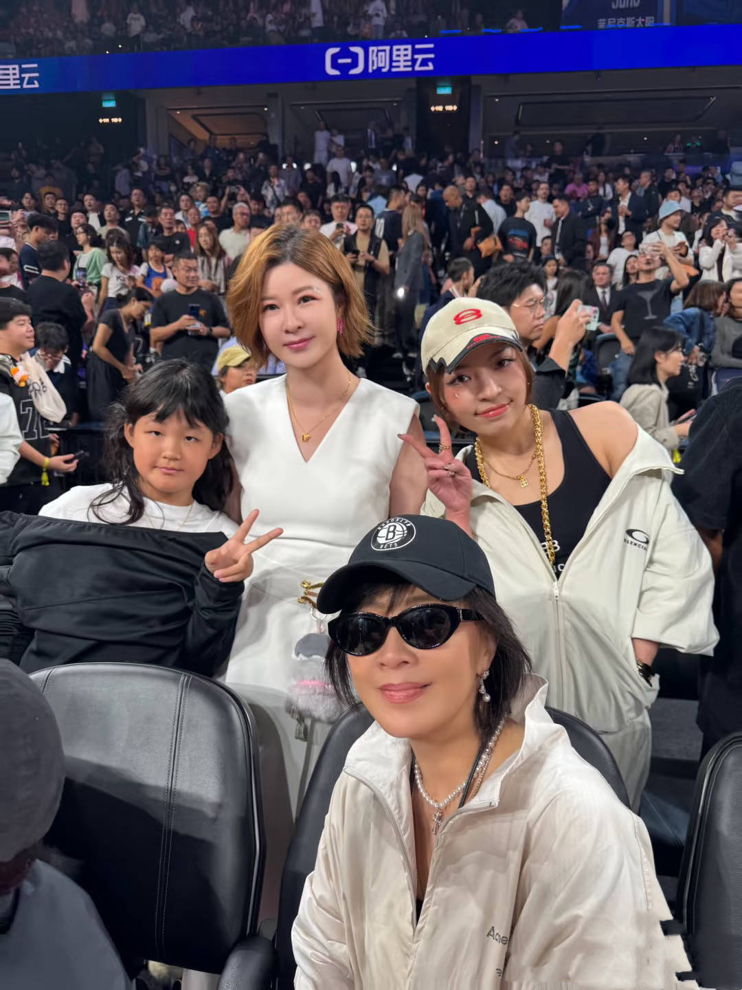 杜华给10岁女儿庆生小叮当脸型圆润有婴儿肥和儿子赵小果一样