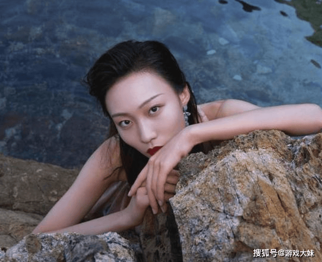 千万网红邵雨轩发视频入学复旦大学录取通知书被