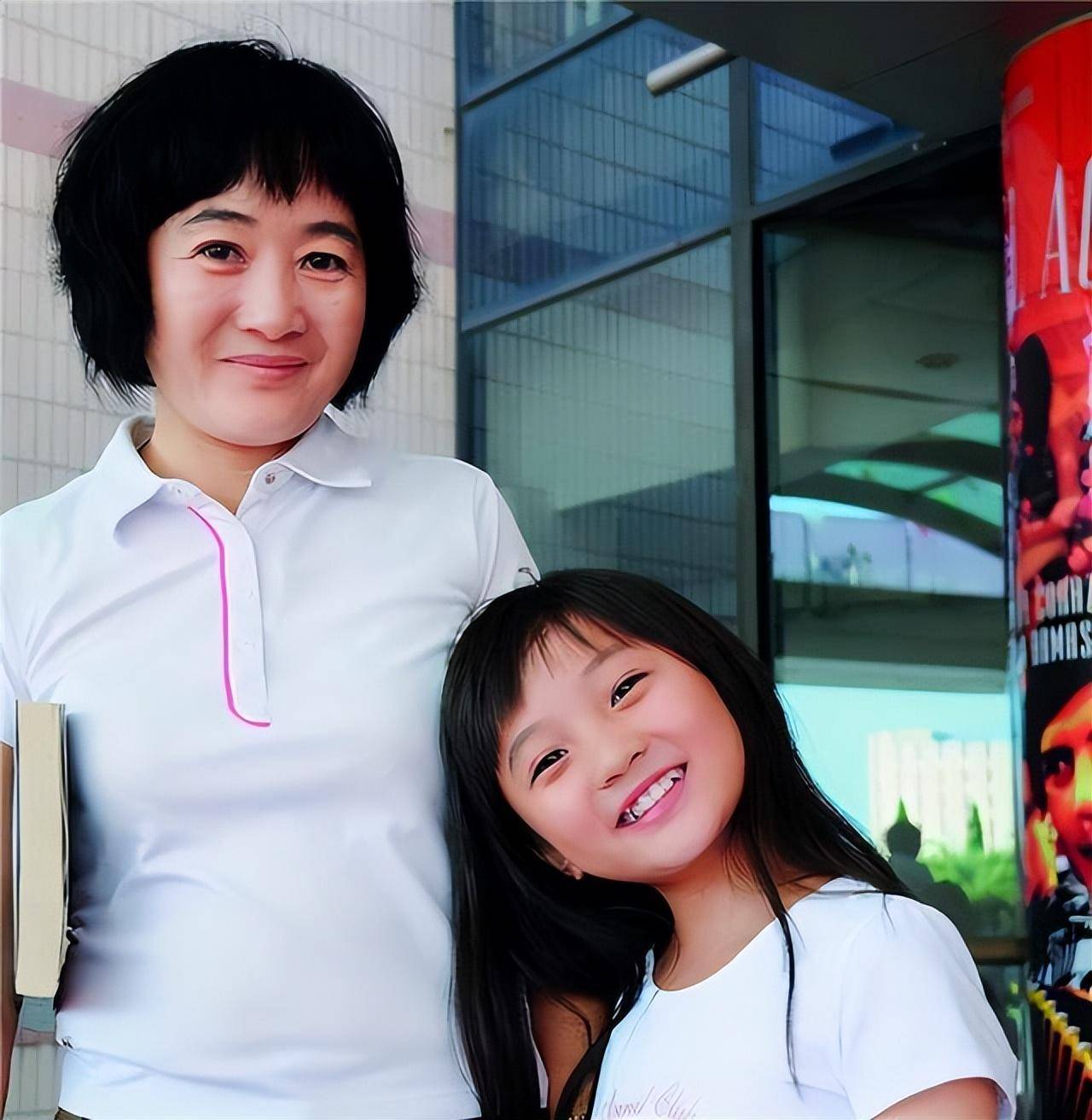 "第一童星"林妙可的惨淡毁灭史,她的故事远比你想象的恶劣