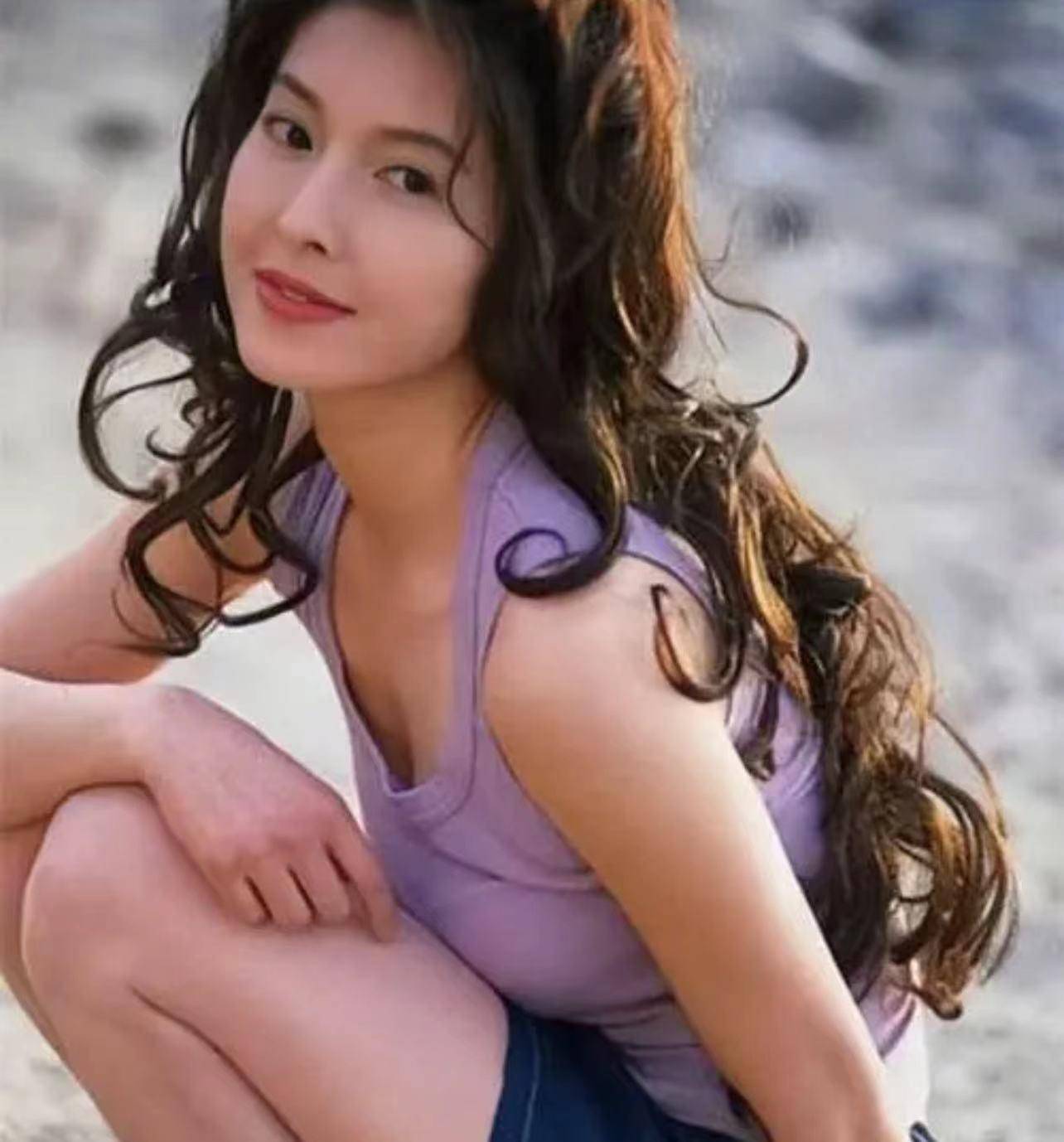 演员李婉华:35岁嫁平凡丈夫,41岁连生三胎,女儿比她还漂亮