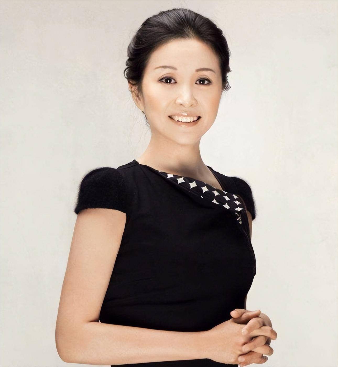还记得非诚勿扰里的导师黄菡吗?过去7年荧幕露脸判若两人