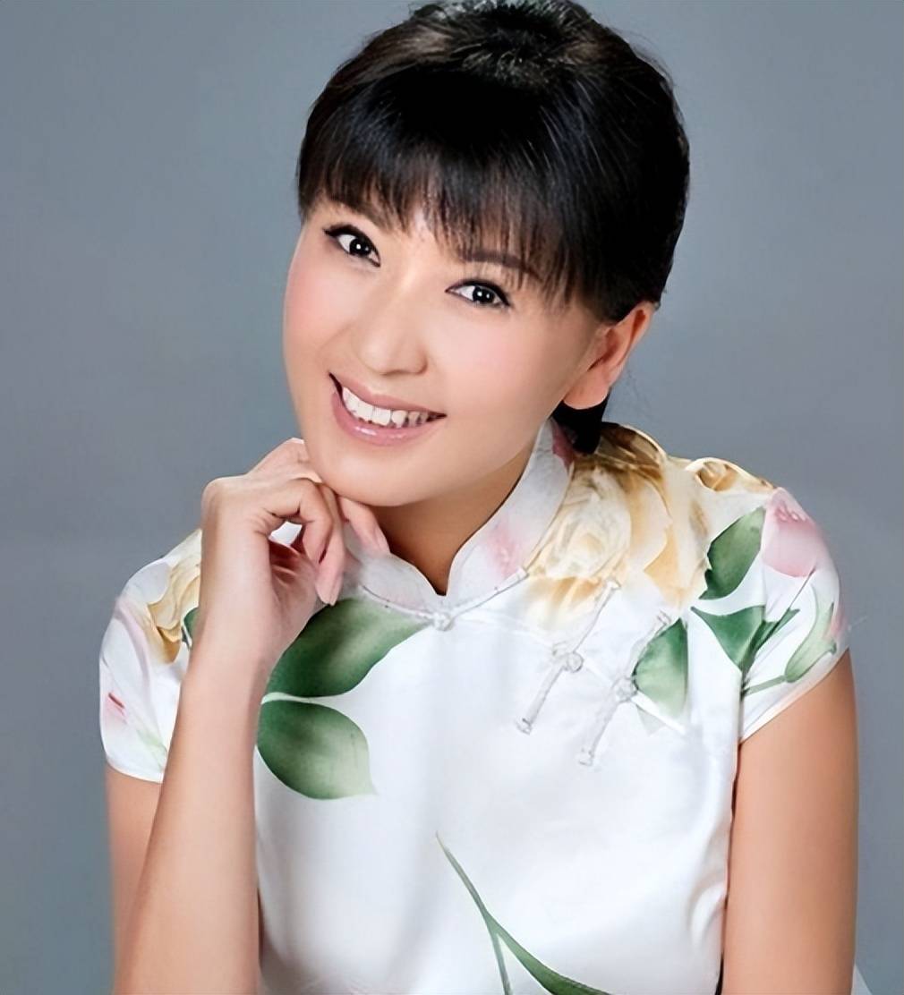 闫学晶:长相一般,却深得富豪喜欢,二婚嫁煤老板被宠成公主