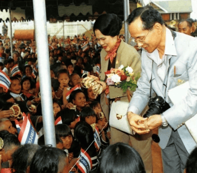 图片[10]-泰国王太后诗丽吉去世，留下19顶奢华王冠和她的传奇一生 -华闻时空