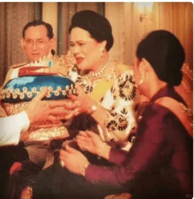 图片[26]-泰国王太后诗丽吉去世，留下19顶奢华王冠和她的传奇一生 -华闻时空