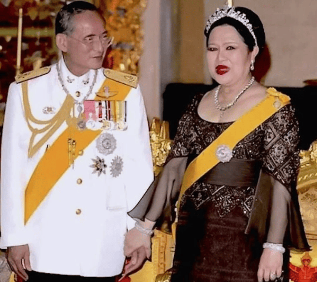 图片[27]-泰国王太后诗丽吉去世，留下19顶奢华王冠和她的传奇一生 -华闻时空