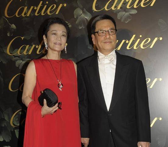 张艾嘉一家内地过节,儿子走出绑架阴霾撒狗粮,富商老公头发白了