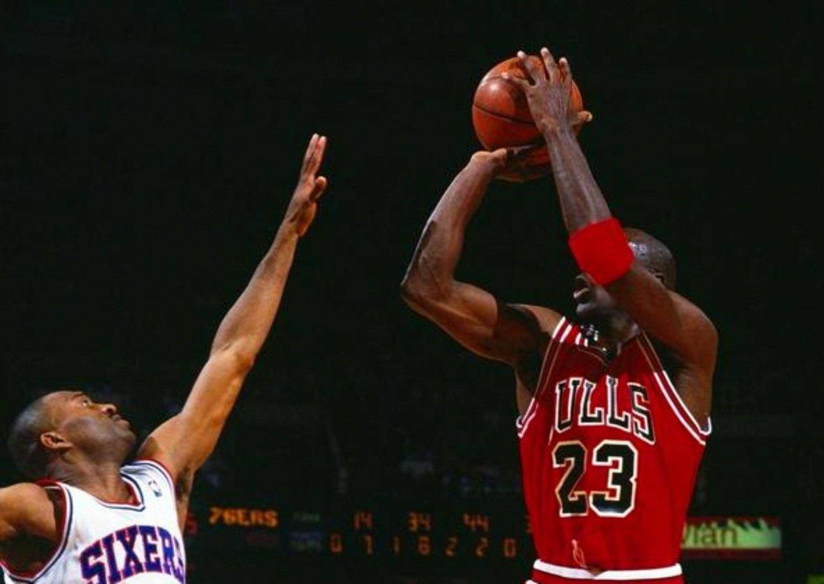 乔丹的这一招二次跳投是真的无法复制,动作干净利落飘逸自如,从中看出