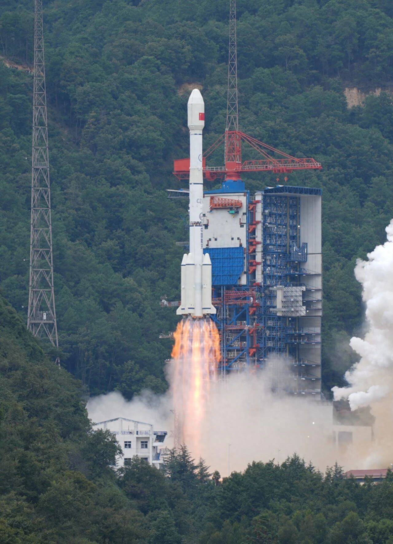 长征三号乙罕见执行低轨任务,将大型光学卫星送入太阳同步轨道