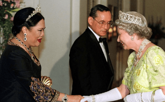 图片[17]-泰国王太后诗丽吉去世，留下19顶奢华王冠和她的传奇一生 -华闻时空