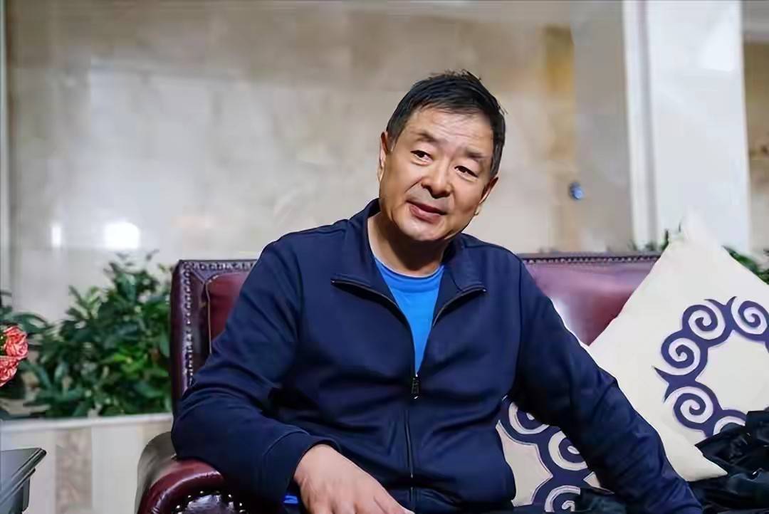 濮存昕仍然活跃在舞台上,他的女儿早已经出嫁,一家三口人在一起非常