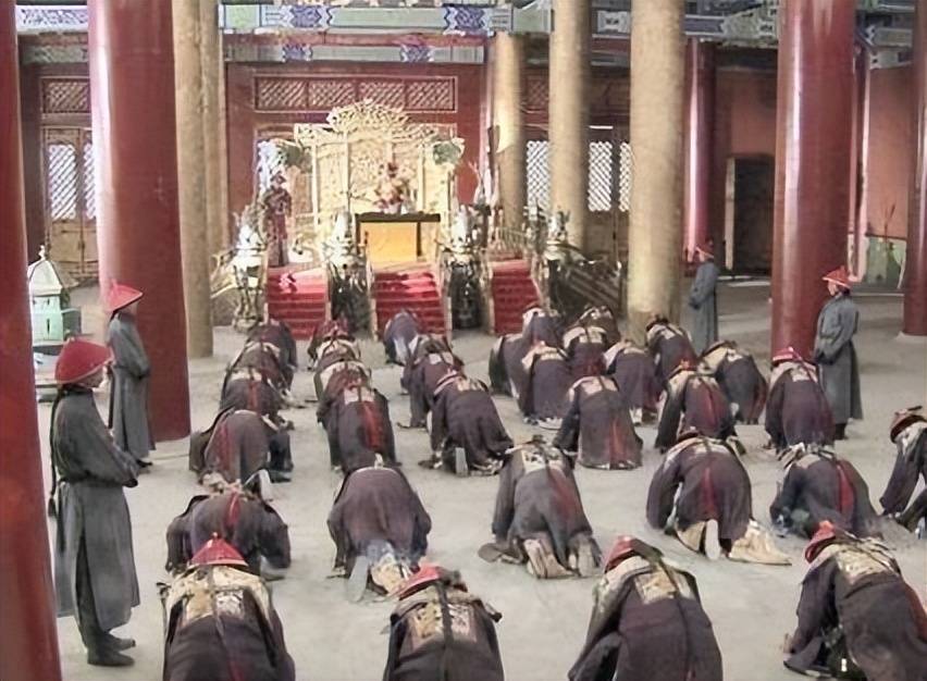 清朝大臣们参见皇帝时,为什么要先拍两下袖子?是表示不满吗?