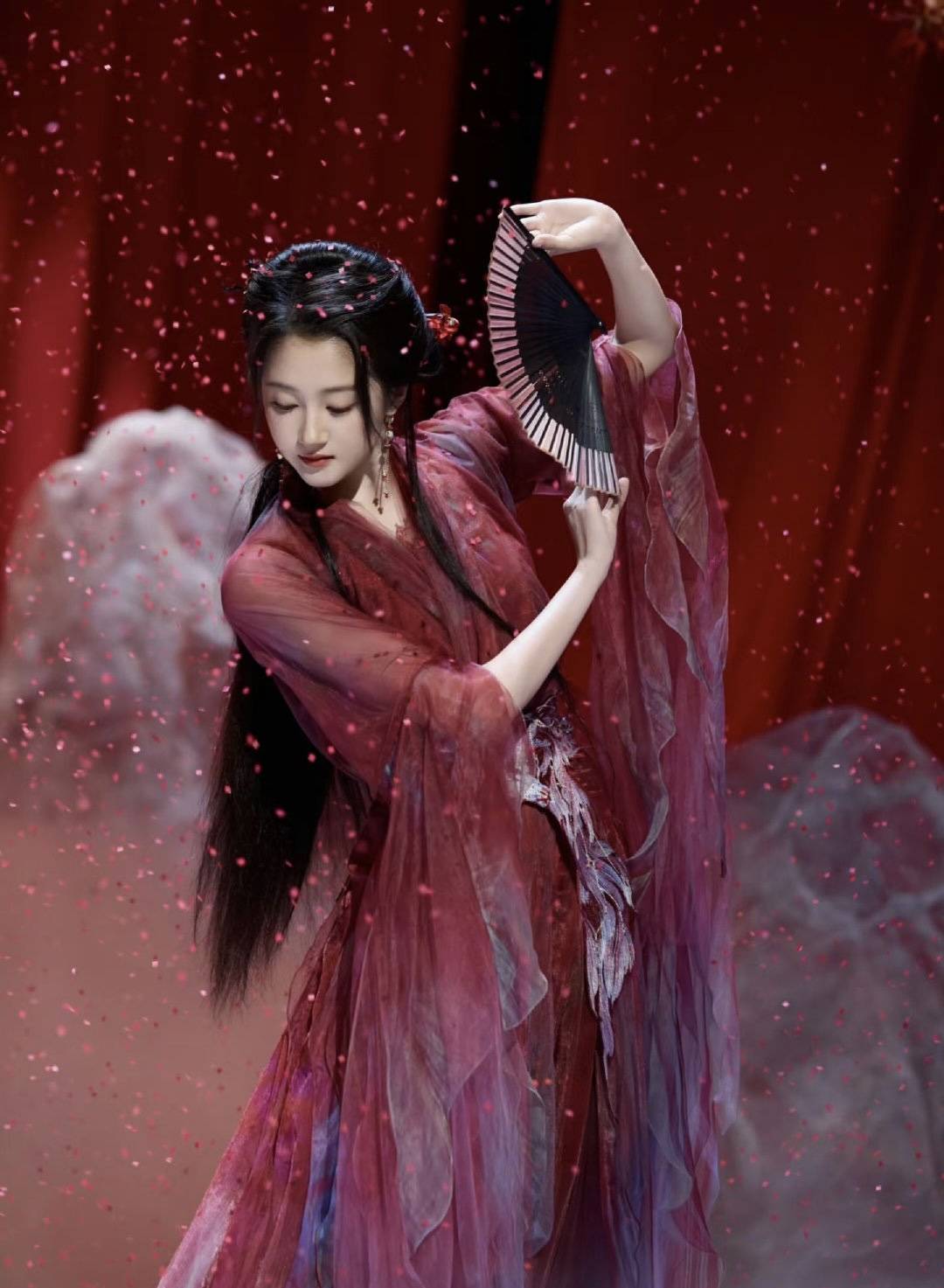 关晓彤红衣古风惊艳出圈:侠骨柔情绘就东方美学新画卷