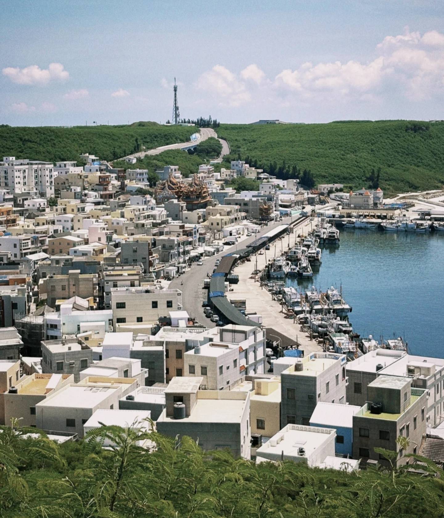 澎湖列岛澎湖县马公市,那里有跨海大桥连接三岛,澎湖湾海水湛蓝