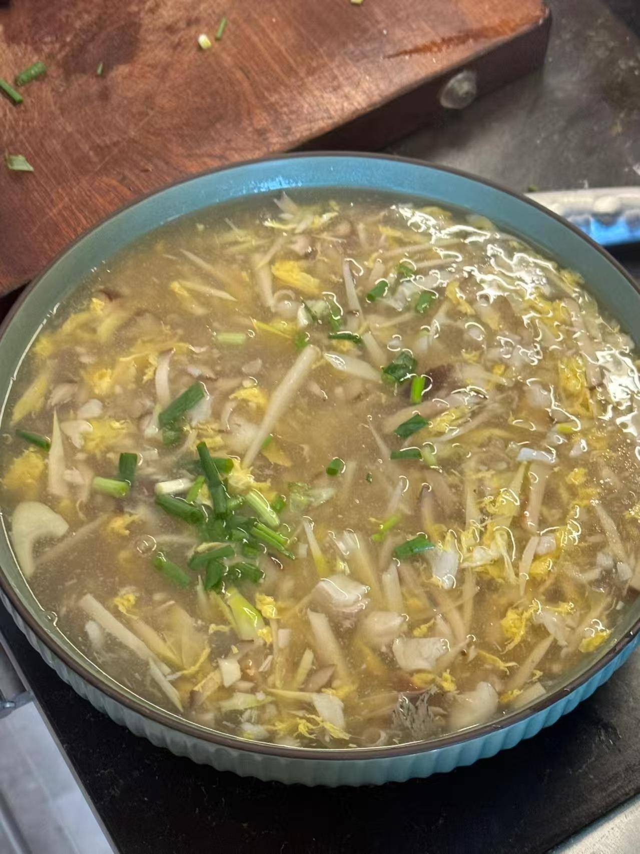 蘑菇切成能入口的线就能收获一锅鲜到跺脚的酸辣羹