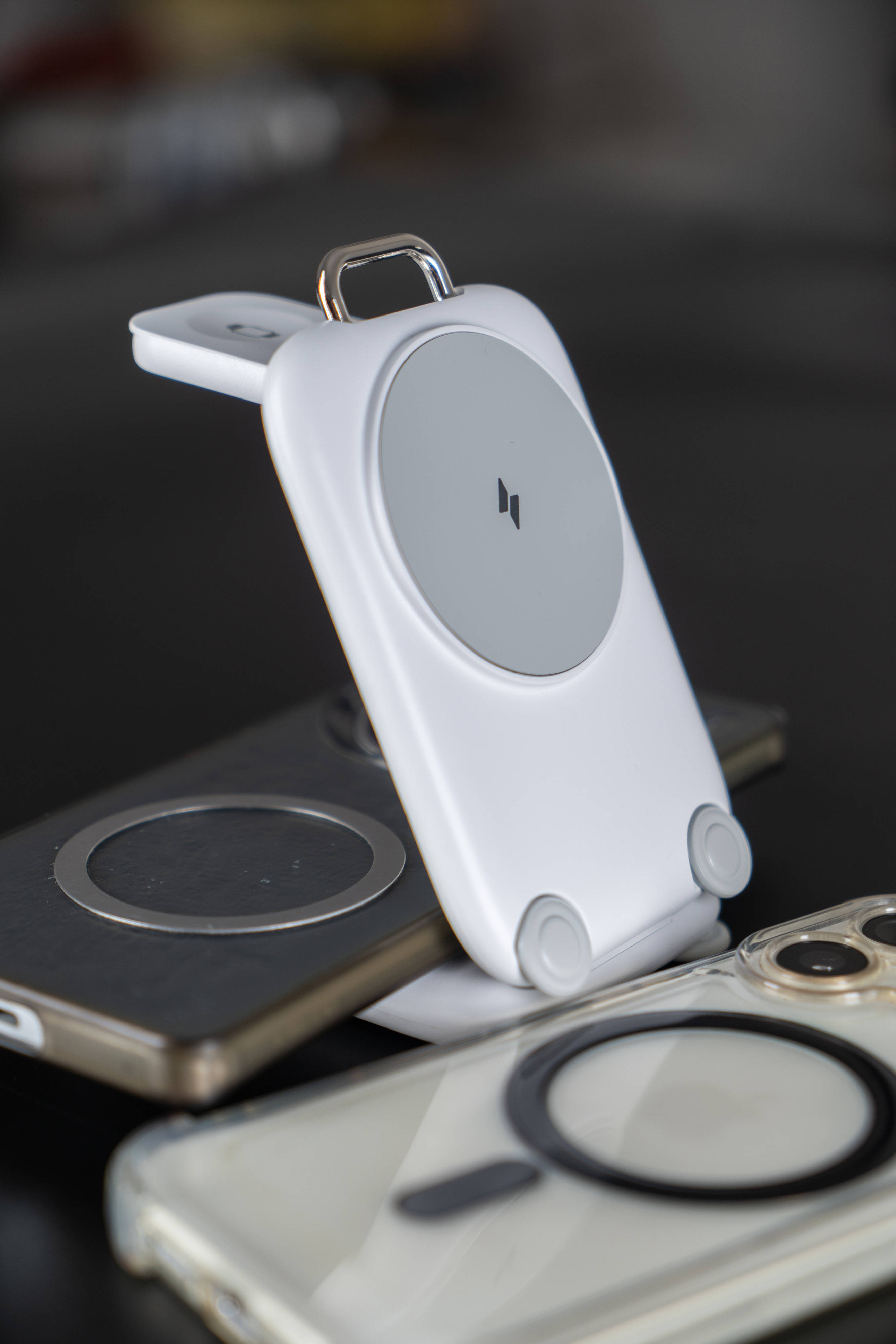 行李箱造型的无线充电器见过吗?迪奥科三合一折叠磁吸充电器分享